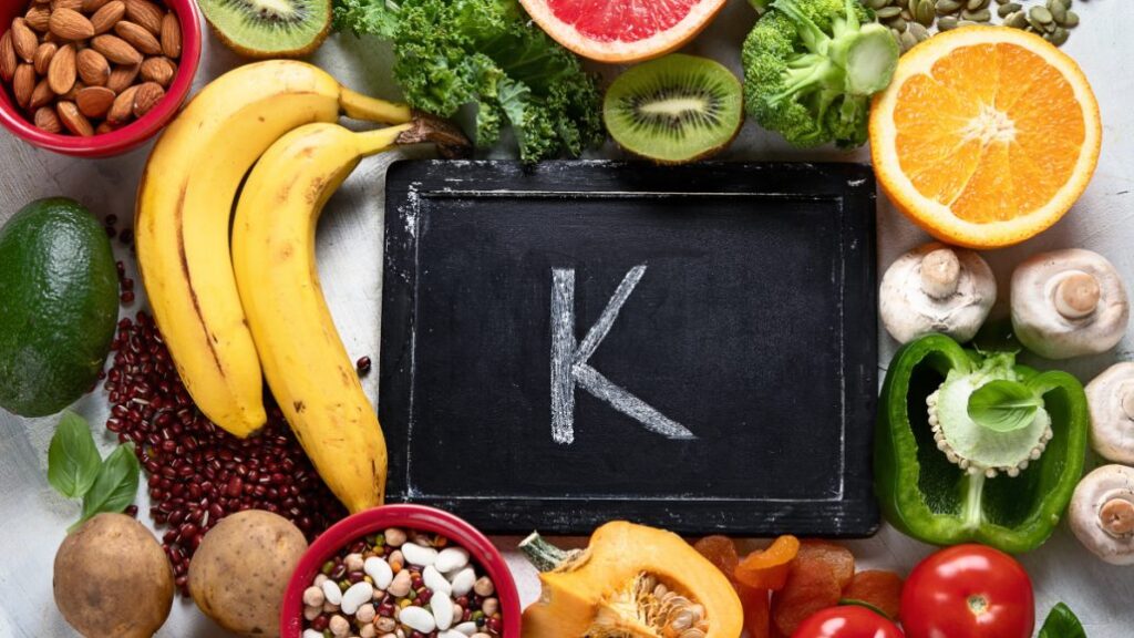 Si te preguntas potasio para qué sirve, aquí descubrirás sus beneficios, alimentos ricos en potasio, síntomas de falta de potasio y cuándo tomarlo.